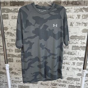 Under Armour Men Short Sleeve Camo Shirt Dark Gray Size Medium